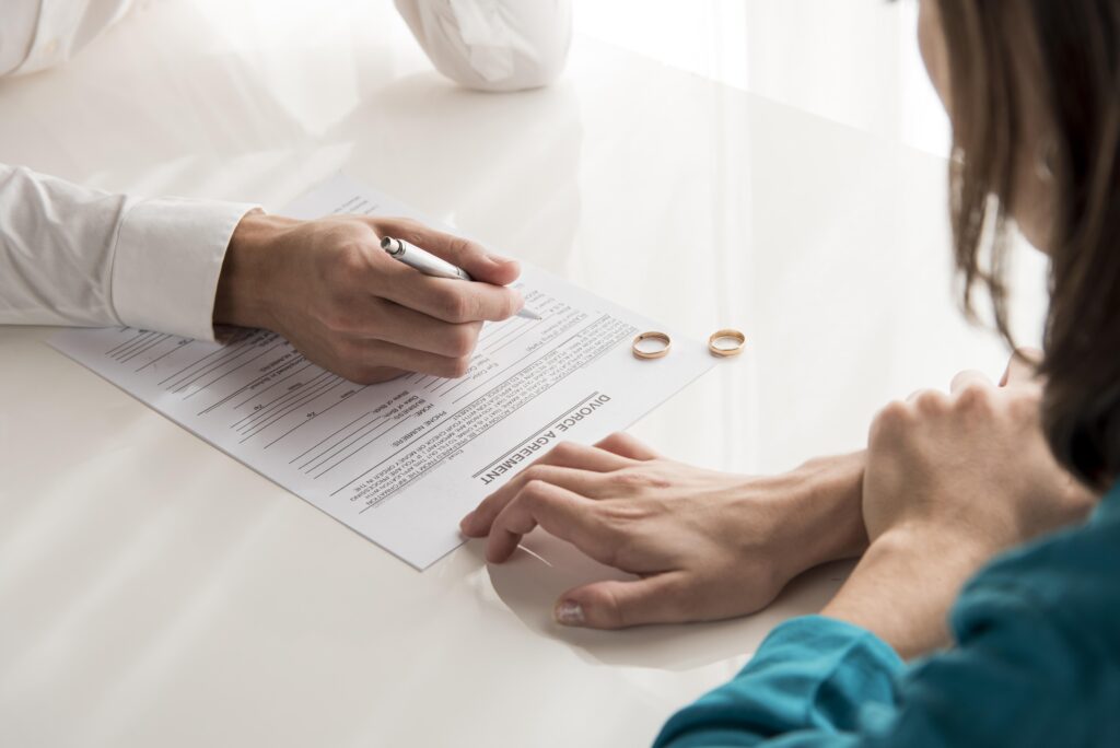 close-up-couple-divorcing